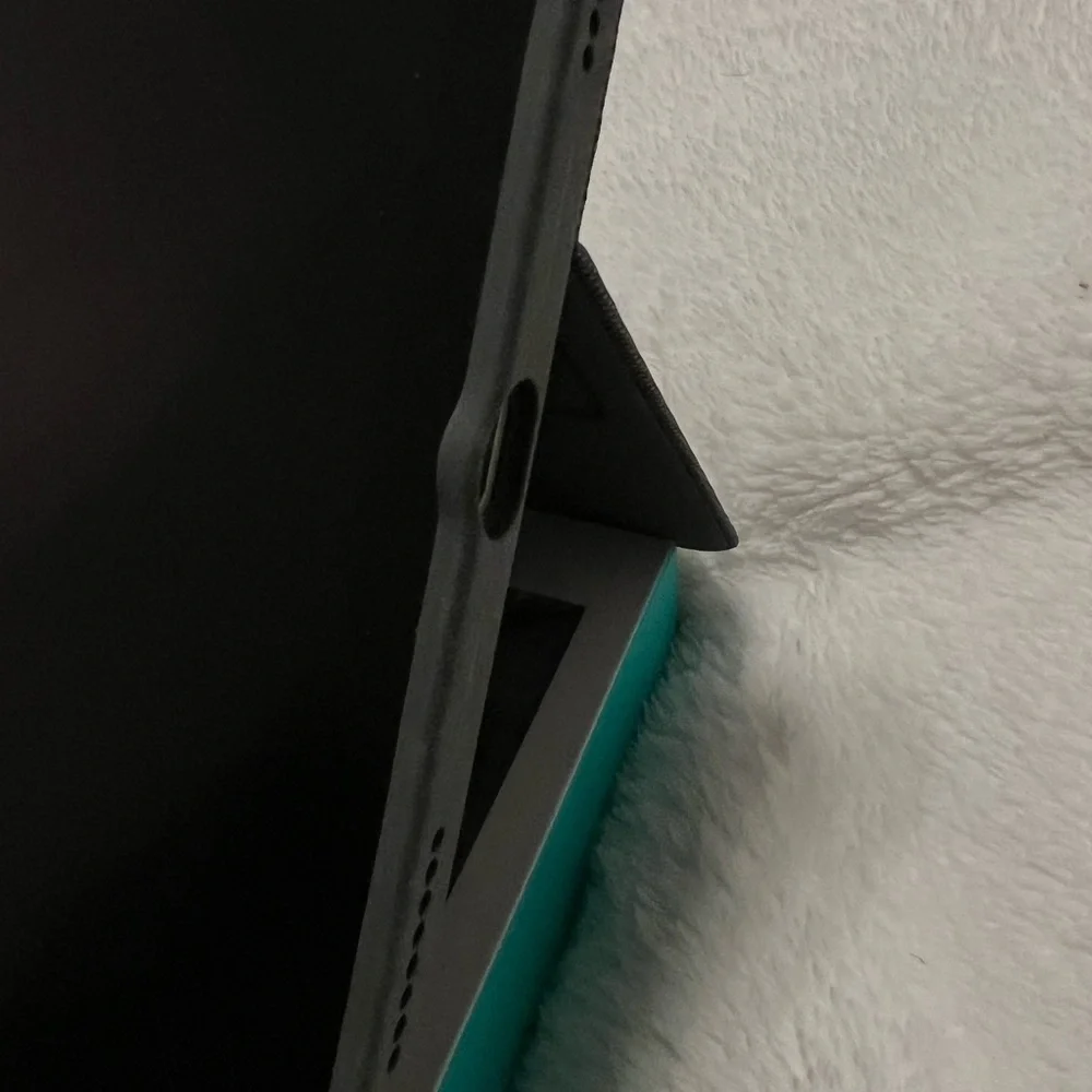 Logitech combo touch iPad Pro 11 inch (1st, 2nd, 3rd generation) keyboard case